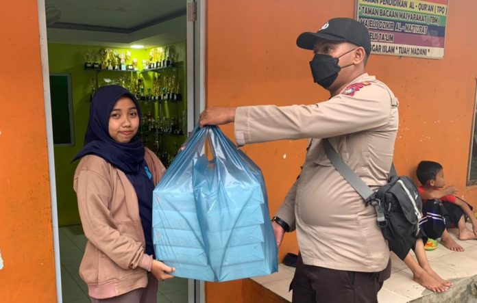 Personel Polsek Lubuk Baja menyerahkan nasi kotak kepada pengurus panti asuhan pada Senin (31/10/2022) (Foto : abyawsa -ra ).