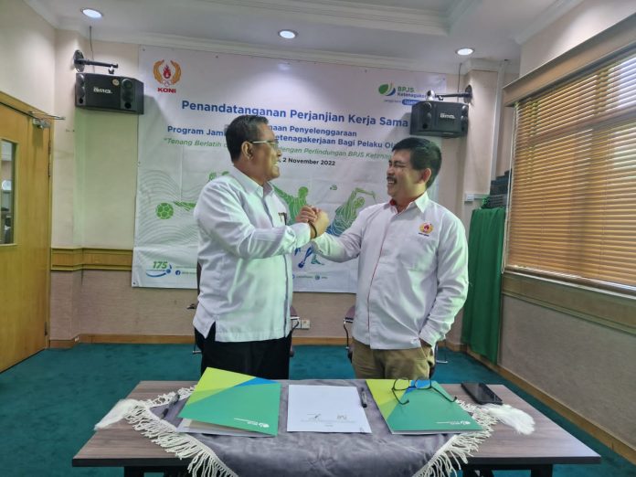 Ketua KONI Kepri USep RS Kanan) dan Kepala BPJS Ketenagakerjaan Sony Suharsono usai meneken kerjasama Rabu (2/11/2022) di Batam . (Foto : muhammad amin - batamtv.com)