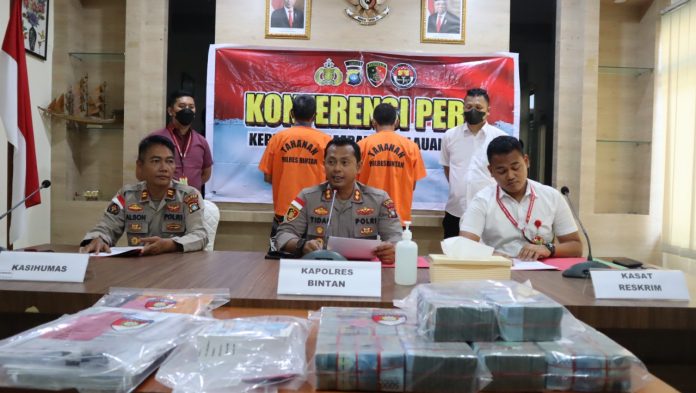 Kapolres Bintan, AKBP Tidar Wulung Dahono (depan - tengah) telah menetapkan dua tersangka dalam kasus bergulir di Bintan., Selasa (1/11/2022) (Foto : dwi susilo - batamtv.com)