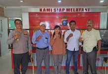 read news – Panwaslu Kecamatan Sambangi Polsek Lubukbaja Waka Polsek Lubuk Baja foto bersama Anggota Panwaslu Kecamatan Lubuk Baja untuk berkoordinasi jelang pemilu. (Foto : muhamad amin - batamtv.com)