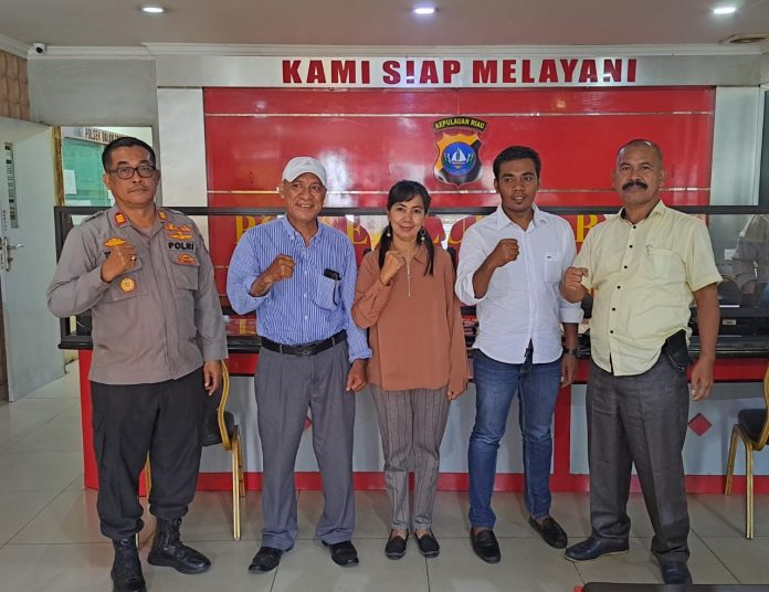 Waka Polsek Lubuk Baja foto bersama Anggota Panwaslu Kecamatan Lubuk Baja untuk berkoordinasi jelang pemilu. (Foto : muhamad amin - batamtv.com)