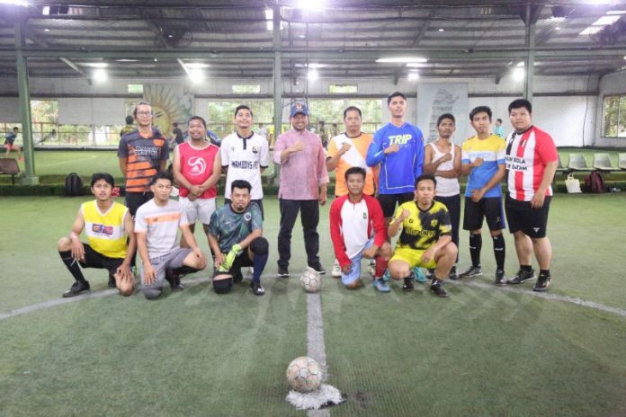 Ketua DPRD Kota Batam, Nuryanto (tengah kemeja merah muda) saat Sparing Partner antara Setwan dan Jurnalis Kamis (3/11/2022)