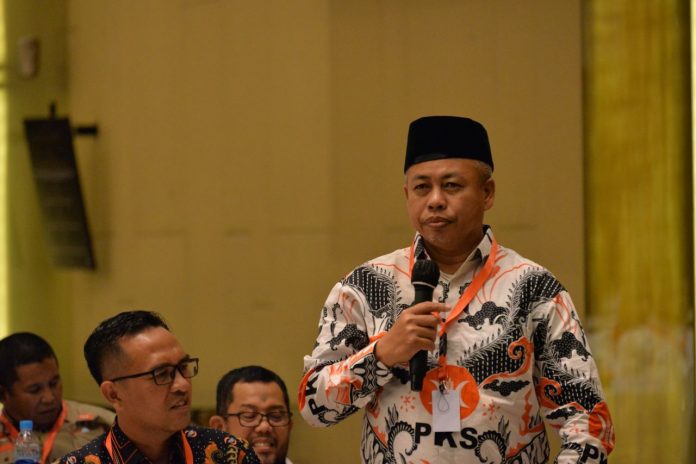 Ketua Fraksi PKS DPRD Kepri Hanafi Ekra, menyebut Pemprov Kepri harus segera mencari solusi dalam melunasi gaji Guru PTK non ASN selama empat bulan. (foto : dwi susilo - batamtv.com)