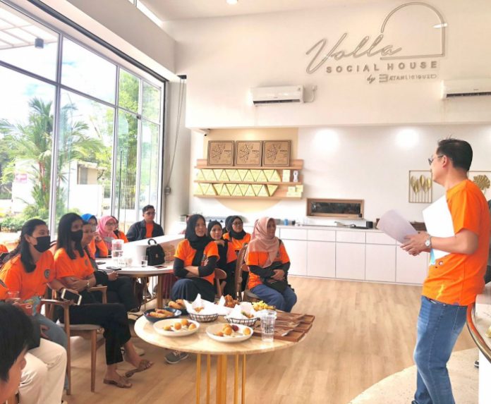 Sebanyak 42 pelaku usaha kuliner di Batam  praktek lapangan bagaimana cara penyajian kuliner yang baik dan higienis di Volla Social House Batam Kota, Jumat (04/11/2022).(Foto : abyaqsa ra - batamtv.com)