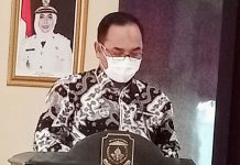 read news- Rumah Bantuan Program Keluarga Harapan PKH Bakal Distempel Kepala Dinas Sosial Kota Tanjungpinang, Achmad Nur Fatah akan melabeli rumah penerima manfaat program keluarga harapan kota Tanjungpinang, Sabtu (5/11/2022). (Foto : dwu susilo )