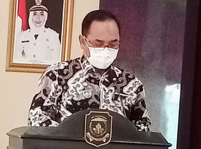 Kepala Dinas Sosial Kota Tanjungpinang, Achmad Nur Fatah akan melabeli rumah penerima manfaat program keluarga harapan kota Tanjungpinang, Sabtu (5/11/2022). (Foto : dwu susilo )