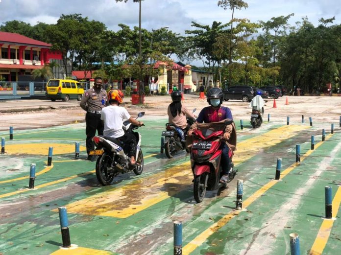 Suasana latihan warga yang mengurus SIM di lapangan praktik mengendarai motor. (Foto: muhammad amin - batamtv.com) Suasana latihan warga yang mengurus SIM di lapangan praktik mengendarai motor. (Foto: muhammad amin - batamtv.com)