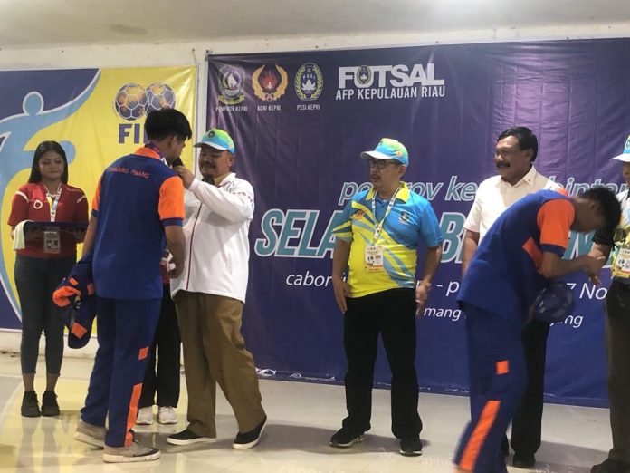 Prosesi pengalungan medali pada cabor futsal yang berlangsung di GOR Demang Lebar Daun Kijang. Minggu (6/11/2022) (Foto : dwi susilo - batamtv.com)