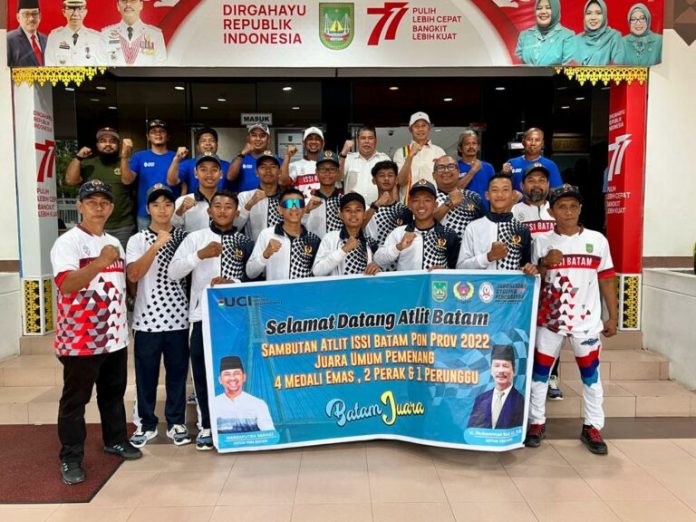 Senyum kemenangan para atlet sepeda yang berhasil meraih tujuh medali , Selasa (8/11/2022). (foto ; abyaqsara - batamtv.com)