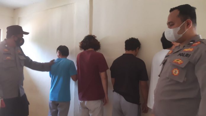Pemeriksaan badan juga dilakukan Personil Polsek KKP Batam saat melakukan penggeledahan di ruangan tahanan Kamis (10/11/2022) (Foto : muhammad amin - batamtv.com)
