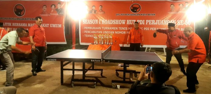 Ketua DPD PDIP Kepri, Dr. Soerya Respationo melakukan seremoni pertandingan tenis meja. (Foto : muhammad amin - batamtv.com)
