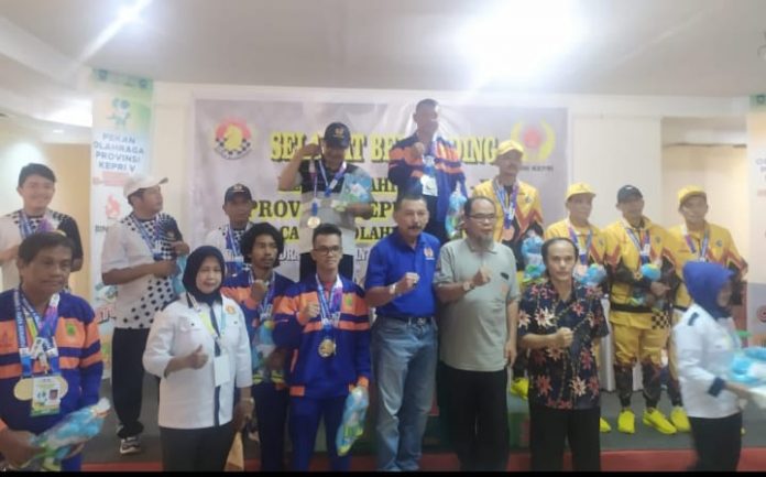 Tim Catur Batam usai pengalungan medali emas Jumat (11/11/2022) (Foto : dwi susilo - batamtv.com) Tim Catur Batam usai pengalungan medali emas Jumat (11/11/2022) (Foto : dwi susilo - batamtv.com)