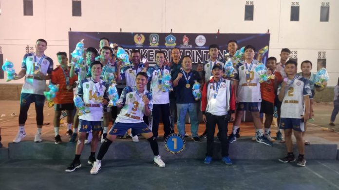 Selebrasi tim voly putra dan putri asal Batam, usai memenangi final voly Jumat (11/11/2022) (Foto : dwi susilo - batamtv.com) Selebrasi tim voly putra dan putri asal Batam, usai memenangi final voly Jumat (11/11/2022) (Foto : dwi susilo - batamtv.com)