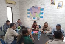 read news – Warga Tiban Lama Terdampak Pelebaran Jalan Mediasi antara warga terdampak pelebaran dan pembuatan gorong gorong di Jalan Gajah Mada, Jumat (11/11/2022) (Foto : muhammad amin - batamtv.com)