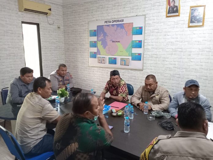 Mediasi antara warga terdampak pelebaran dan pembuatan gorong gorong di Jalan Gajah Mada, Jumat (11/11/2022) (Foto : muhammad amin - batamtv.com)