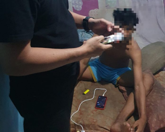 Terduga pencurian motor (R) saat diintrogasi polisi. DIa sudah melakukan pencurian sebanyak 16 motor. (Foto : muhammad amin - batamtv.com)