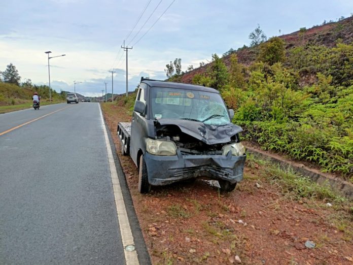 Kondisi mobil pick up yang bertabrakan dengan motor mio di Jembatan 5 dekat Pantai Mirota, Minggu (13/11/2022) (Foto : muhammad amin - batamtv.com)