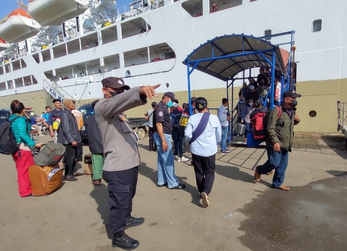 Para penumpang kapal Kelud dirazia secara acak atas barang barang bawaan mereka saat nik kapan dan turun kapal Kelud, Minggu (13/11/2022) (Foto : abyaqsa ra - batamtv.com)