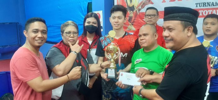 Ketua Panitia Budi Mardianto (kanan) saat  penutupan even perdana Tenis Meja gelaran PDI Perjuangan Kota Batam ini digelar di  Batam Center  Minggu (13/11/2022). (Foto : muhammad amin - batamtv.com)
