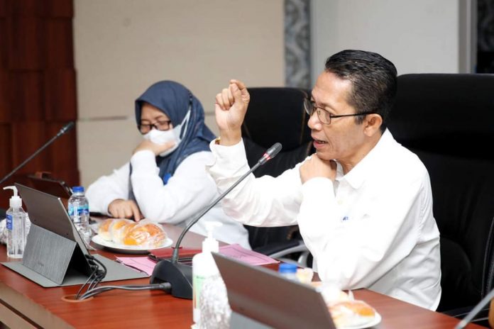 Wakil walikota Batam Amsakar Achmad, saat  memimpin rapat perihal penanganan stunting bersama kepala puskesmas (kapus) dan camat se-Kota Batam di Ruang Rapat Lantai 4 Kantor Walikota Batam, Senin (14/11/2022).. (Foto : muhammad amin - batamtv.com)