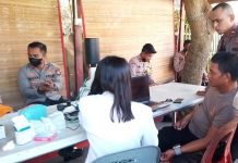 read news – Belasan Polisi Periksa Kesehatan demi Jaga Kinerja di Lapangan Tim Kesehatan tengah melakukan pemeriksaaan terhadap personil Polsek Sekupang, Selasa (15/11/2022) (Foto : muhammad amin - batamtv.com)
