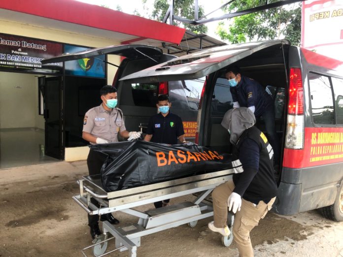 Evakuasi terhadap salah satu korban yang tenggelam dalam kecelakaan kapal pengangkut PMI ilegal di Nongsa, Selasa (15/11/2022). (Foto abyaqsa ra - batamtv.com)