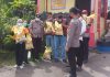read news – Petugas Parkir, Porter dan Cleaning Service di Pelabuhan Terima Bantuan Sembako Penyerahan bantuan berupa sembako kepada para keluarga porter , tukang parkir dan cleaning service yang ada di Pelabuhan Ferry Batamcentre. (Foto : muhammad amin - batamtv.com)
