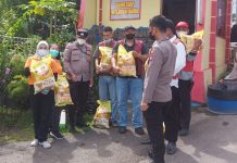 read news – Petugas Parkir, Porter dan Cleaning Service di Pelabuhan Terima Bantuan Sembako Penyerahan bantuan berupa sembako kepada para keluarga porter , tukang parkir dan cleaning service yang ada di Pelabuhan Ferry Batamcentre. (Foto : muhammad amin - batamtv.com)