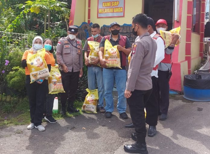 Penyerahan bantuan berupa sembako kepada para keluarga porter , tukang parkir dan cleaning service yang ada di Pelabuhan Ferry Batamcentre. (Foto : muhammad amin - batamtv.com)