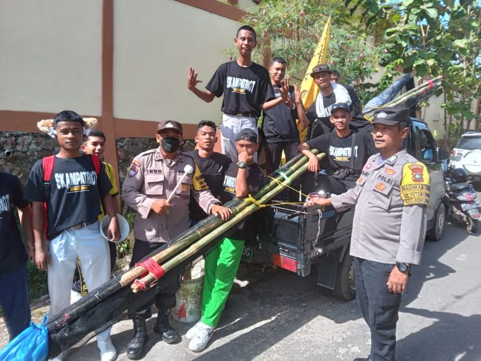 Inilah sebagian supporter futsal tim SMKN 4 Tiban Sekupang yang bersiap menuju ke Spot Hall Abdul Jamal untuk memberikan dukungan kepada rekan mereka yang tengah bertanding. (Foto : abyaqsa ra - batamtv.com) Inilah sebagian supporter futsal tim SMKN 4 Tiban Sekupang yang bersiap menuju ke Spot Hall Abdul Jamal untuk memberikan dukungan kepada rekan mereka yang tengah bertanding. (Foto : abyaqsa ra - batamtv.com)