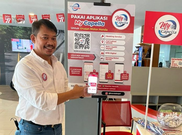 Regional Head PT Capella Dinamik Nusantara Kepri, Harry Sutiono memperlihatkan aplikasi My Capella yang berisi aplikasi layanan kepada pelanggan Honda. (Foto : muhammad amin - batamtv.com).