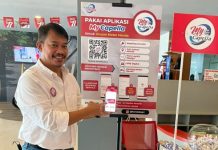 read news – PT Capella Dinamik Nusantara Persembahkan My Capella Aps Regional Head PT Capella Dinamik Nusantara Kepri, Harry Sutiono memperlihatkan aplikasi My Capella yang berisi aplikasi layanan kepada pelanggan Honda. (Foto : muhammad amin - batamtv.com).