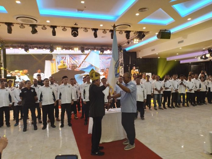 Ketua IMI Pusat Bambang Soesatyo (kiri) menyerahkan bendera pataka IMI kepada Ketua IMI Kepulauan Riau RIzky Faisal, Minggu (20/11/2022) (Foto : muhammad amin - batamtv.com)