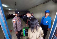 read news – Seribu Lebih Penumpang KM Kelud Tinggalkan Batam Personil KKP Batam melakukan pengecekan dan pengawasan terhadap para calon penumpang Kelud, Minggu (22/111/2022) (Foto : muhammad amin - batamtv.com)
