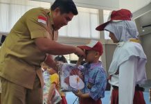 read news – Siswa SD di Bintan Bakal Dapat Bantuan Seragam di 2023 Bupati Bintan, Roby Kurniawan, saat menyerahkan secara simbolis bantuan perlengkapan sekolah di Aula Kantor Bupati Bintan, Senin (21/11). (Fopto - dwi susilo - batamtv.com)