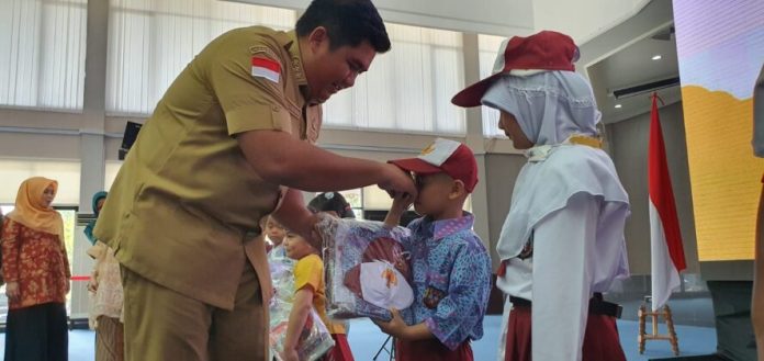 Bupati Bintan, Roby Kurniawan, saat menyerahkan secara simbolis bantuan perlengkapan sekolah di Aula Kantor Bupati Bintan, Senin (21/11). (Fopto - dwi susilo - batamtv.com) Bupati Bintan, Roby Kurniawan, saat menyerahkan secara simbolis bantuan perlengkapan sekolah di Aula Kantor Bupati Bintan, Senin (21/11). (Fopto - dwi susilo - batamtv.com)
