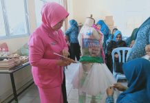 read news – Wah, Ibu-ibu Bhayangkari Ranting Bengkong Ikuti Pelatihan Daur Ulang Kantong Kresek Salah satu kerajinan yang diajarkan dalam pelatihan daurr ulang berbahan dasar plastik kresek adalah membuat gaun. Pelatihan ini butuh ketelitian tinggi dan kesabaran. (Foto muhammad amin - batam tv.com)