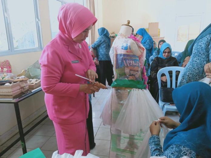 Salah satu kerajinan yang diajarkan dalam pelatihan daurr ulang berbahan dasar plastik kresek adalah membuat gaun. Pelatihan ini butuh ketelitian tinggi dan kesabaran. (Foto muhammad amin - batam tv.com)