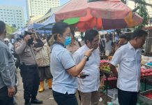 read news – Jenderal Purn Moeldoko Berdialog dengan Pedagang Tempe Tos 3000 Kepala Staf Kepresidenan RI Jenderal Purn Moeldoko saat mengecek langsung kondisi di Pasar Tos 3000 Kelurahan Lubuk Baja Kota Kecamatan Lubuk Baja, Selasa (22/11/2022). (Foto: muhammad amin - batamtv.com)