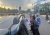 read news – Dispar Batam Lanjut Galang Dana Peduli Korban Gempa Cianjur Kepala DInas Pariwisata Kota Batam Ardiwinata beserta para stafnya menggalang dana di titik penggalangan dana. (Foto : muhammad amin - batamtv.com)