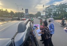 read news – Dispar Batam Lanjut Galang Dana Peduli Korban Gempa Cianjur Kepala DInas Pariwisata Kota Batam Ardiwinata beserta para stafnya menggalang dana di titik penggalangan dana. (Foto : muhammad amin - batamtv.com)