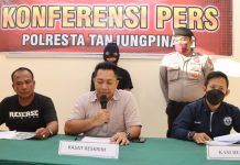 read news – Pernah Dipenjara di 2018, Residivis di Tanjungpinang ini Kembali Beraksi Kasat Reskrim Polresta Tanjungpinang AKP Ronny Burungudju (tengah pegang mix), Kamis (24/11/2022) (Foto : dwi susilo - batamtv.com)