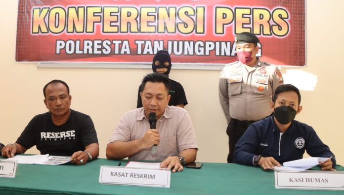 Kasat Reskrim Polresta Tanjungpinang AKP Ronny Burungudju (tengah pegang mix),  Kamis (24/11/2022) (Foto : dwi susilo - batamtv.com)