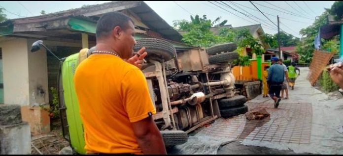 Kondisi truk molen yang mengalami pecah ban dan terguling di Tanjungpinang. (Foto : dwi susilo - batamtv.com) Kondisi truk molen yang mengalami pecah ban dan terguling di Tanjungpinang. (Foto : dwi susilo - batamtv.com)