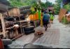 read news- Pecah Ban, Truk ini Terguling Timpa Pagar Rumah Warga Kondisi truk molen yang mengalami pecah ban dan terguling di Tanjungpinang. (Foto : dwi susilo - batamtv.com)