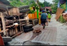 read news- Pecah Ban, Truk ini Terguling Timpa Pagar Rumah Warga Kondisi truk molen yang mengalami pecah ban dan terguling di Tanjungpinang. (Foto : dwi susilo - batamtv.com)