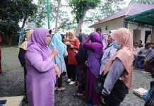 read news – 388 Paket Zakat ASN Pemko Tanjungpinang Mulai Disalurkan Walikota Tanjungpinang, Rahma (pegang mix) saat menyerahkan bantuan langsung kepada petugas kebersihan dan pertamanan di Tanjungpinang., Jumat (25/11/2022) (Foto : dwi susilo - batamtv.com)_