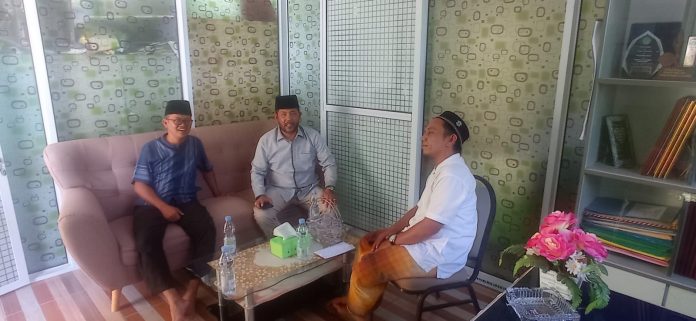 Ketua BKetua BPU PKS Kepri Haji Muhammad Taufik (tengah baju lengan panjang) di tengah saat menyosialisasikan program lomba kepada salah satu pengelola pesantren di Karimun beberapa waktu lalu. (Foto dwi susilo - batamtv.com)PU PKS Kepri Haji Muhammad Taufik (baju putih) di tengah saat menyosialisasikan program lomba kepada salah satu pengelola pesantren di Karimun beberapa waktu lalu. (Foto dwi susilo - batamtv.com)
