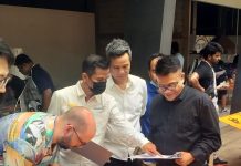 read news – Batik Art Challenge di Blue Fire Premium Diserbu Ratusan Turis Kadispar Kota Batam, Aardiwinata (baju hitam) didampingi Direktur Eksekutif Batam Tourism and Promotion Board, Edi Sutrisno saat menjuri acara Batik Art Chalenge yang diikuti ratusan turis (Foto : abyaqsa ra - batamtv.com)