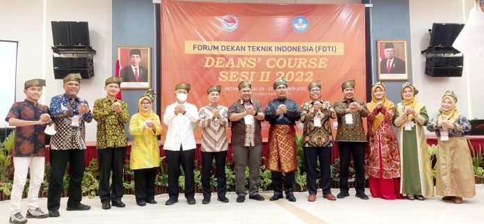 Peserta Forum Dekan Teknik Indonesia(FDTI) dalam acara Dean's Course 2022 Angkatan II sesi II yang digelar Jumat (25/11/2022) di Ballroom Planet Holiday Hotel Batam. (Foto : muhammad amin - batamtv.com)
